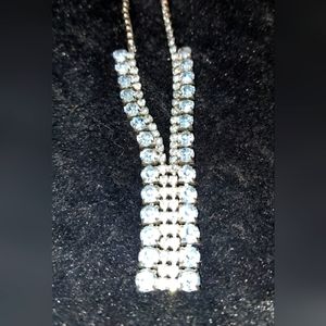 Sparkly blue neclace.